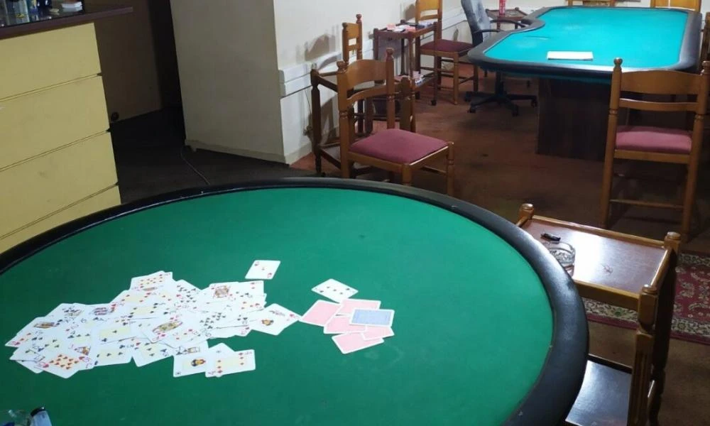 Σε χαρτοπαικτική λέσχη είχε μεταμορφωθεί αποθήκη στην Πέλλα- Έγιναν 11 συλλήψεις